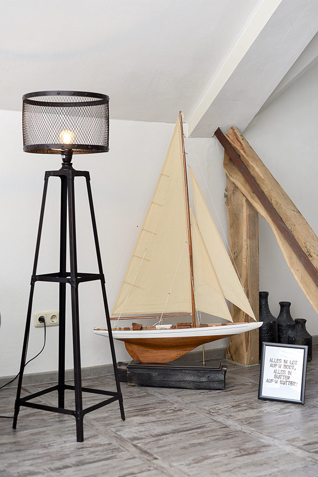 Ferienwohnung „Liegeplatz #1“ - Wohnzimmer mit integriertem Küchenbereich