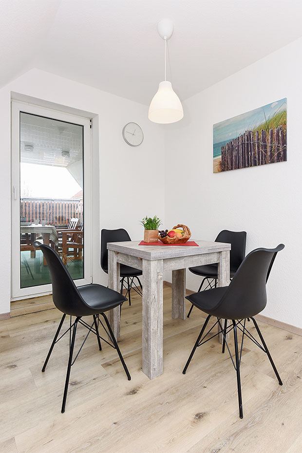 Ferienwohnung 2 - Wohnzimmer mit integriertem Küchenbereich