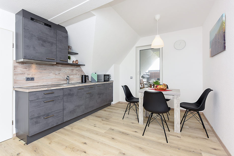 Ferienwohnung 2 - Wohnzimmer mit integriertem Küchenbereich