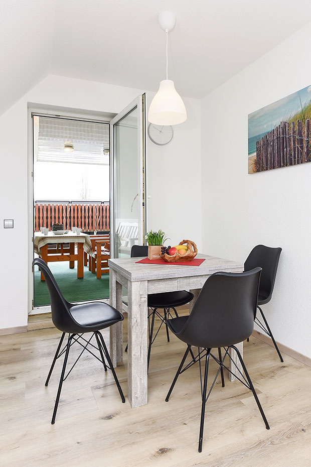 Ferienwohnung 2 - Wohnzimmer mit integriertem Küchenbereich