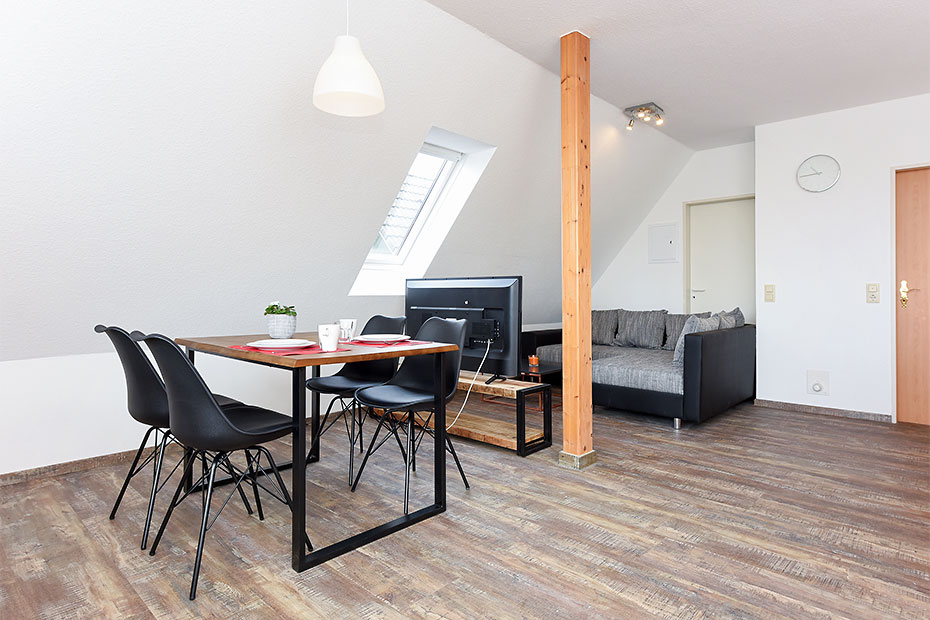 Ferienwohnung 3 - Wohnzimmer mit integriertem Küchenbereich