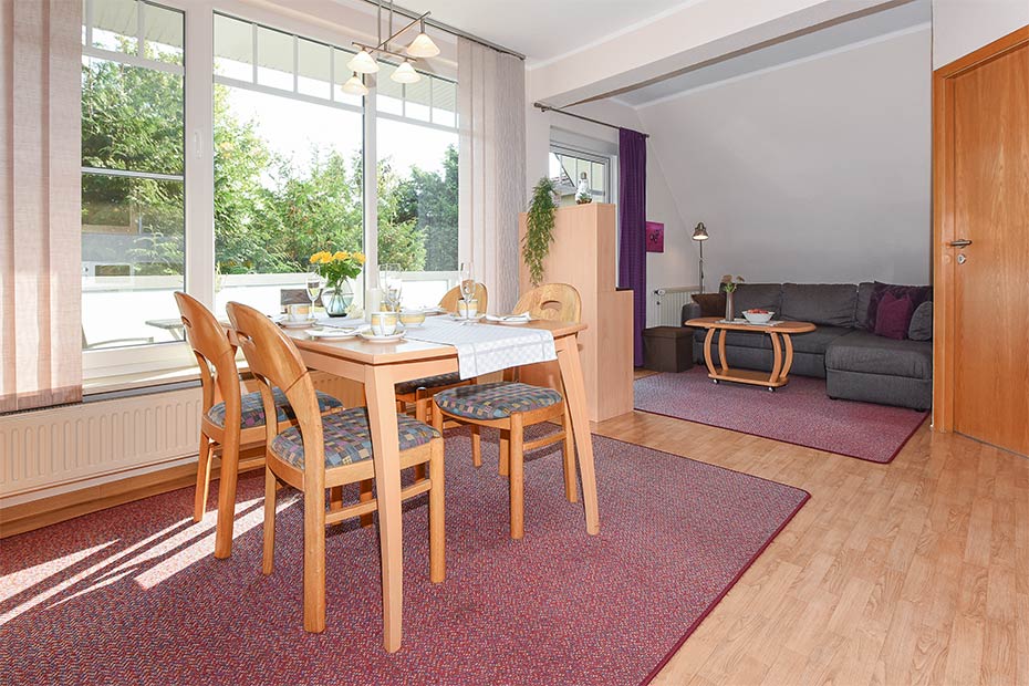 Ferienwohnung „Seewind“ - Wohnzimmer mit integriertem Küchenbereich