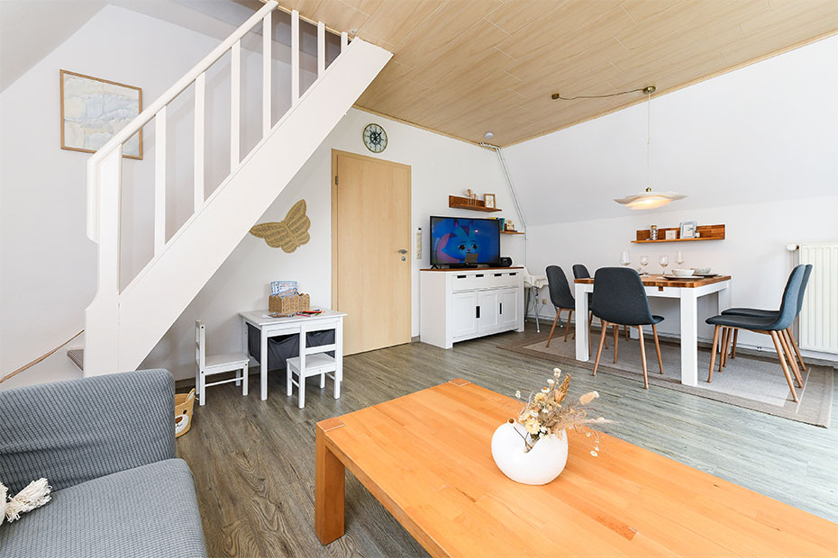 Ferienhaus „NordseeNest“ - Wohnzimmer mit Essbereich