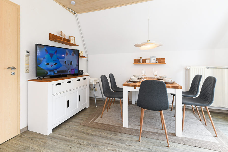 Ferienhaus „NordseeNest“ - Wohnzimmer mit Essbereich