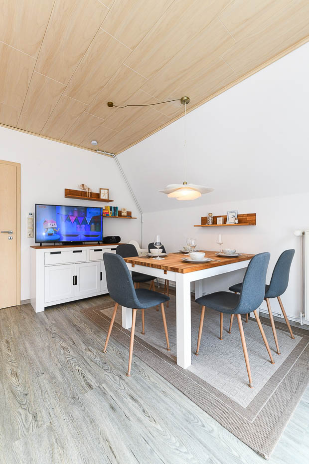 Ferienhaus „NordseeNest“ - Wohnzimmer mit Essbereich