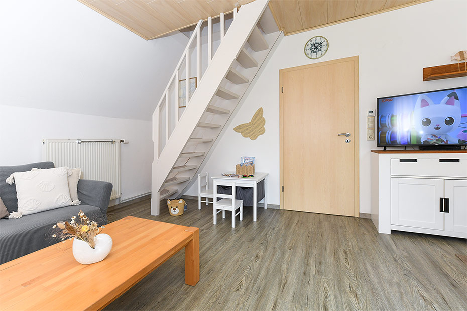 Ferienhaus „NordseeNest“ - Wohnzimmer mit Essbereich