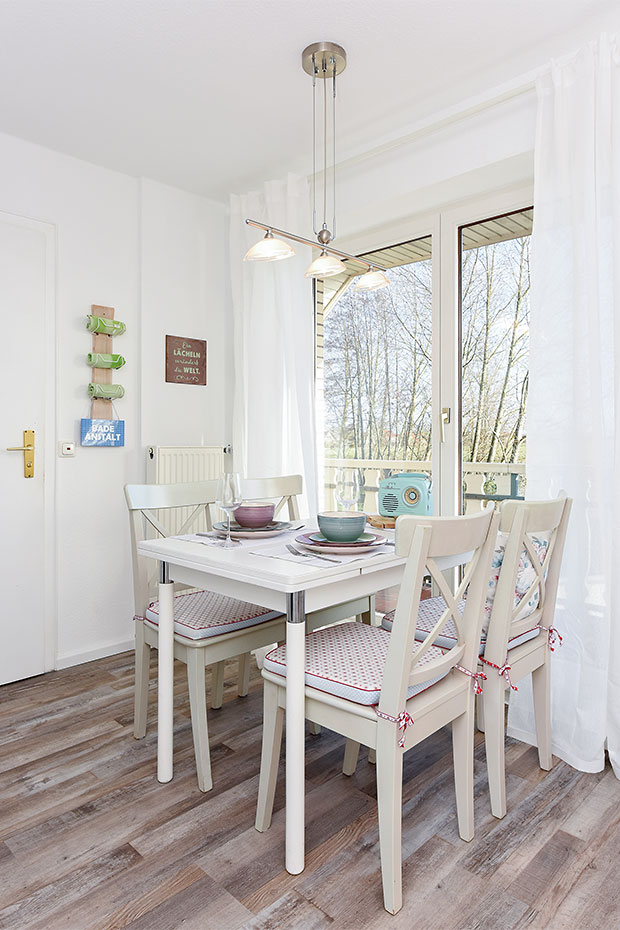 Ferienwohnung „Backbord“ - Wohnzimmer mit integriertem Küchenbereich