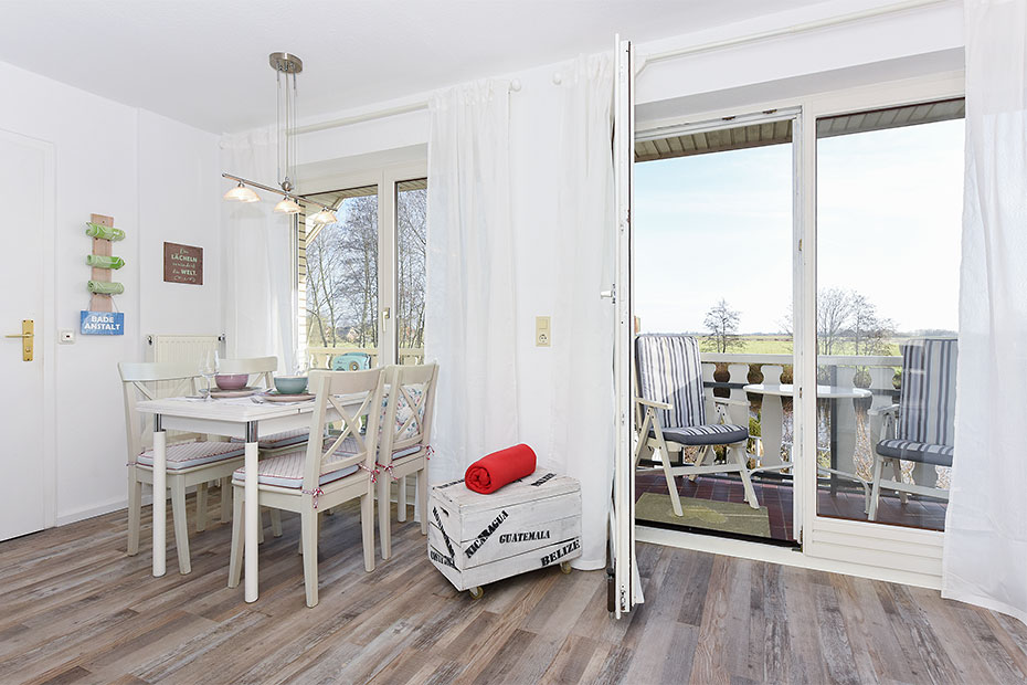 Ferienwohnung „Backbord“ - Wohnzimmer mit integriertem Küchenbereich