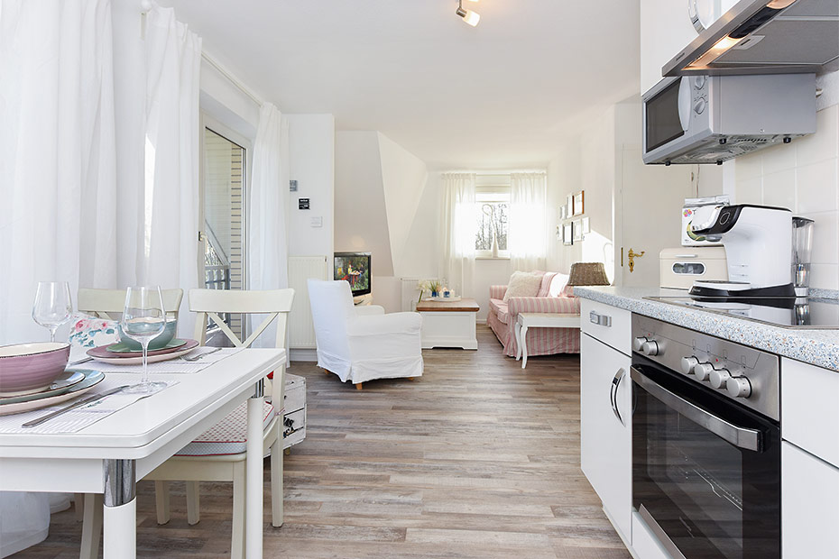 Ferienwohnung „Backbord“ - Wohnzimmer mit integriertem Küchenbereich