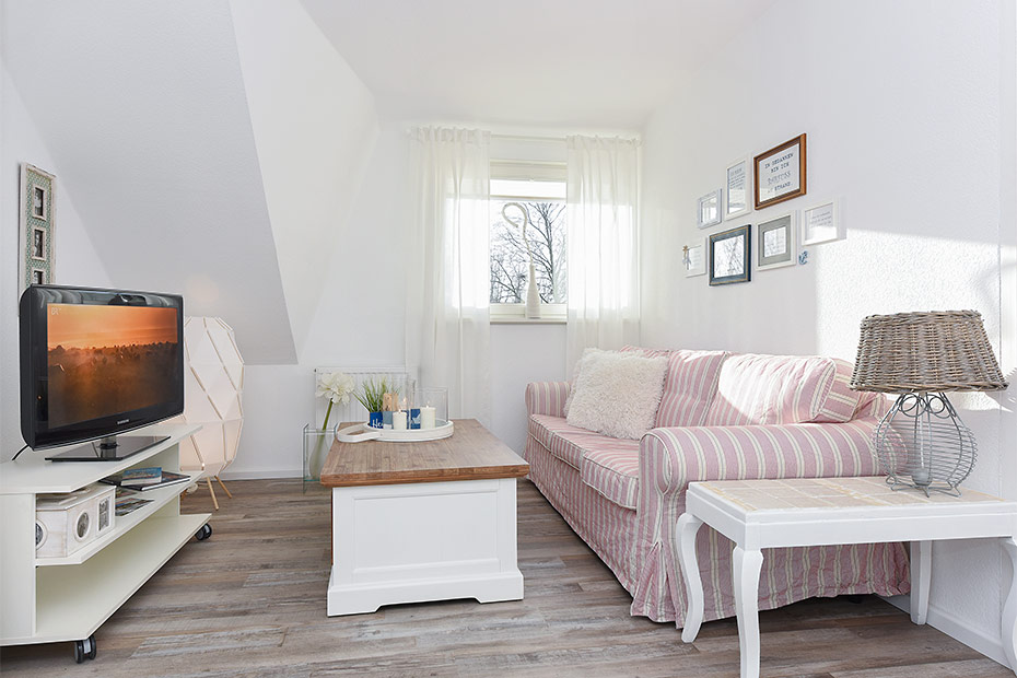 Ferienwohnung „Backbord“ - Wohnzimmer mit integriertem Küchenbereich