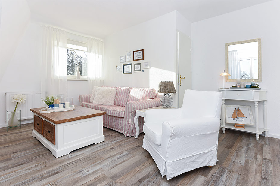 Ferienwohnung „Backbord“ - Wohnzimmer mit integriertem Küchenbereich