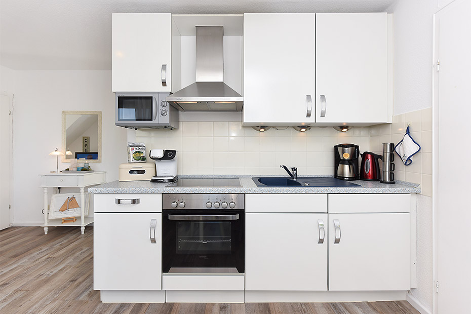 Ferienwohnung „Backbord“ - Wohnzimmer mit integriertem Küchenbereich