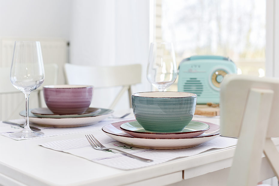 Ferienwohnung „Backbord“ - Wohnzimmer mit integriertem Küchenbereich