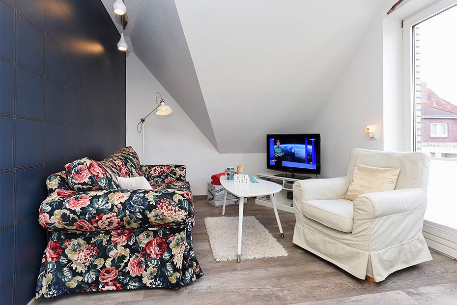 Ferienwohnung „Steuerbord“ - Wohnzimmer mit integriertem Küchenbereich