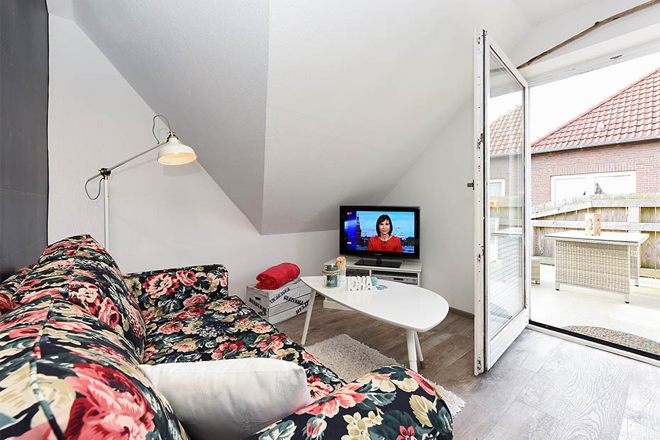 Ferienwohnung „Steuerbord“ - Wohnzimmer mit integriertem Küchenbereich