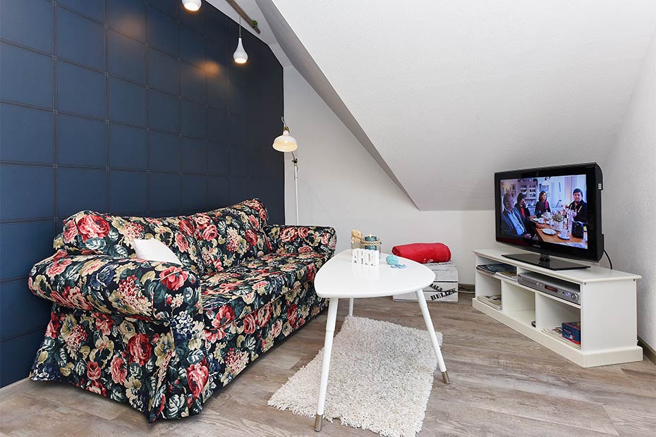 Ferienwohnung „Steuerbord“ - Wohnzimmer mit integriertem Küchenbereich