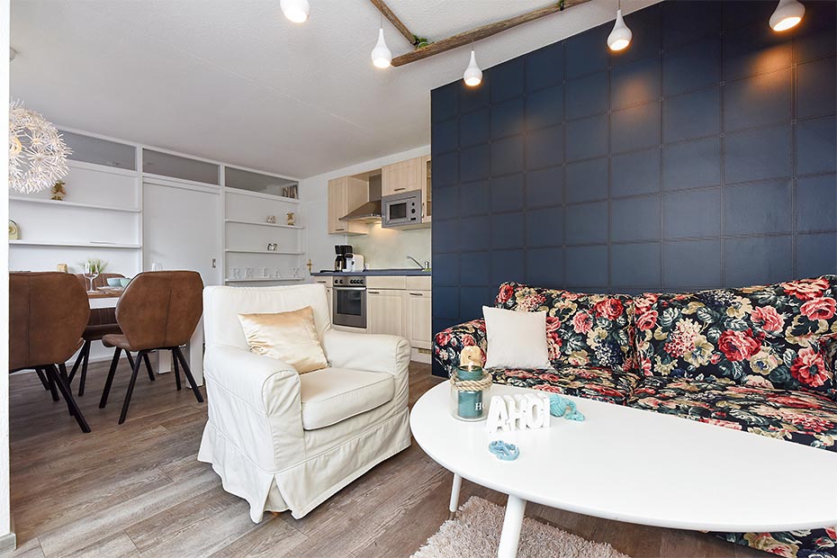 Ferienwohnung „Steuerbord“ - Wohnzimmer mit integriertem Küchenbereich
