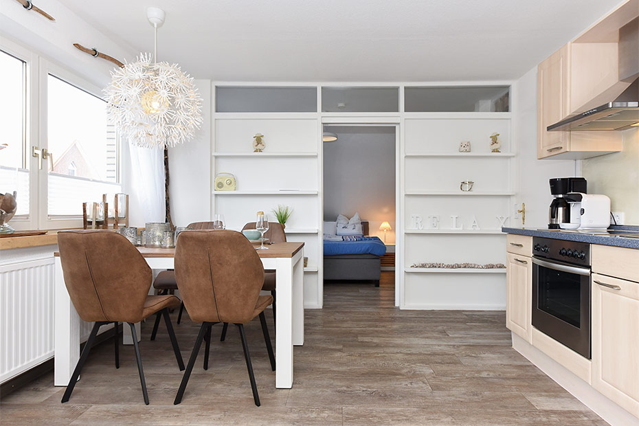 Ferienwohnung „Steuerbord“ - Wohnzimmer mit integriertem Küchenbereich