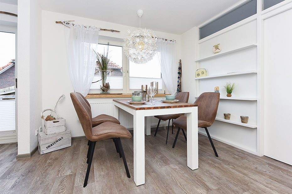 Ferienwohnung „Steuerbord“ - Wohnzimmer mit integriertem Küchenbereich