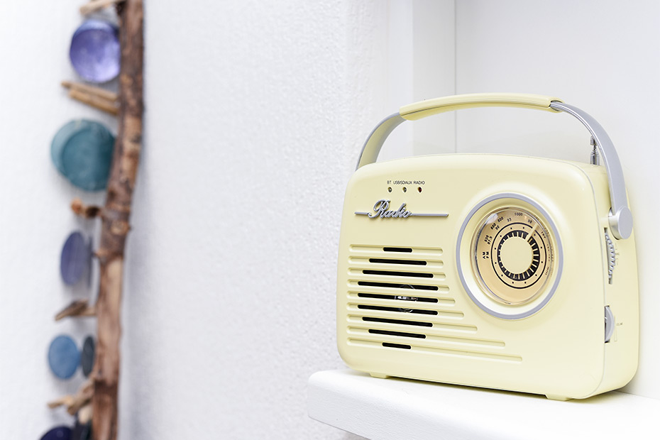 Ferienwohnung „Steuerbord“ - Wohnzimmer mit integriertem Küchenbereich