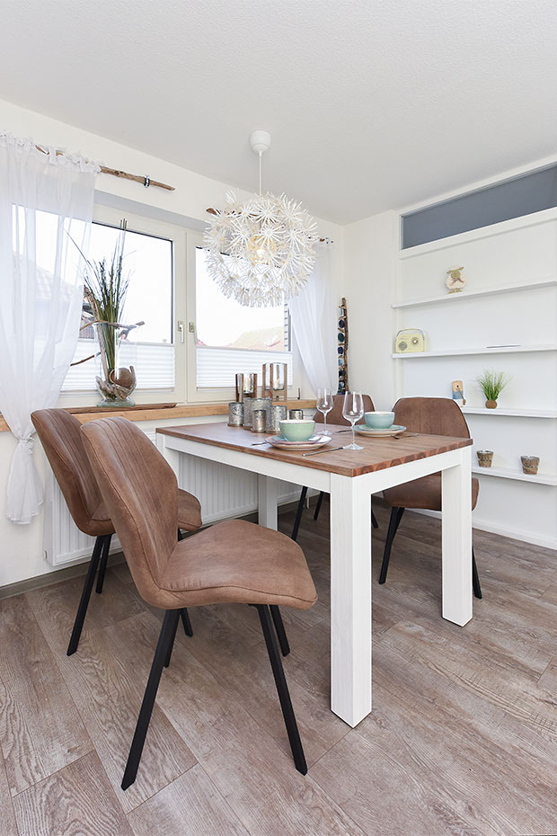 Ferienwohnung „Steuerbord“ - Wohnzimmer mit integriertem Küchenbereich