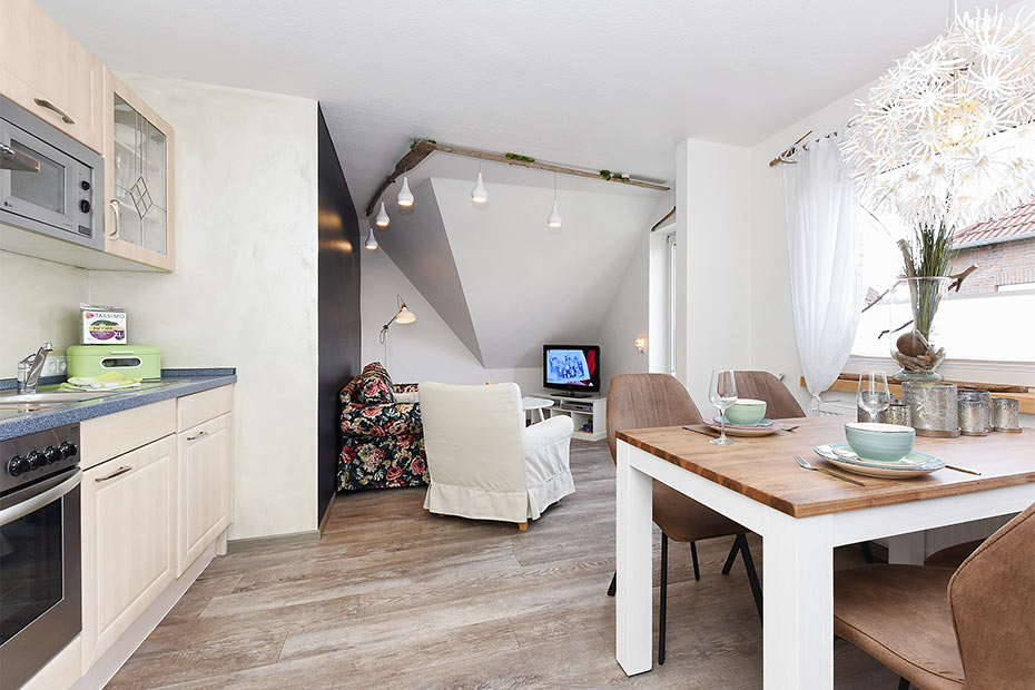 Ferienwohnung „Steuerbord“ - Wohnzimmer mit integriertem Küchenbereich