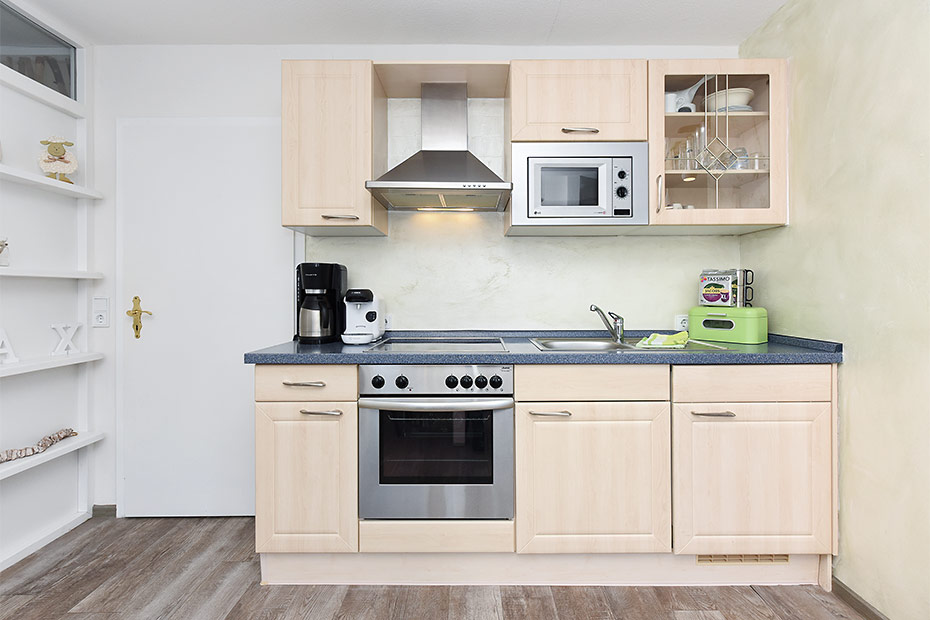 Ferienwohnung „Steuerbord“ - Wohnzimmer mit integriertem Küchenbereich