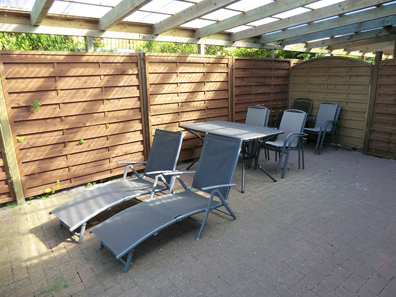 Ferienwohnung „Backbord“ - überdachte Terrasse (am Garten, kein direkter Wohnungszugang)