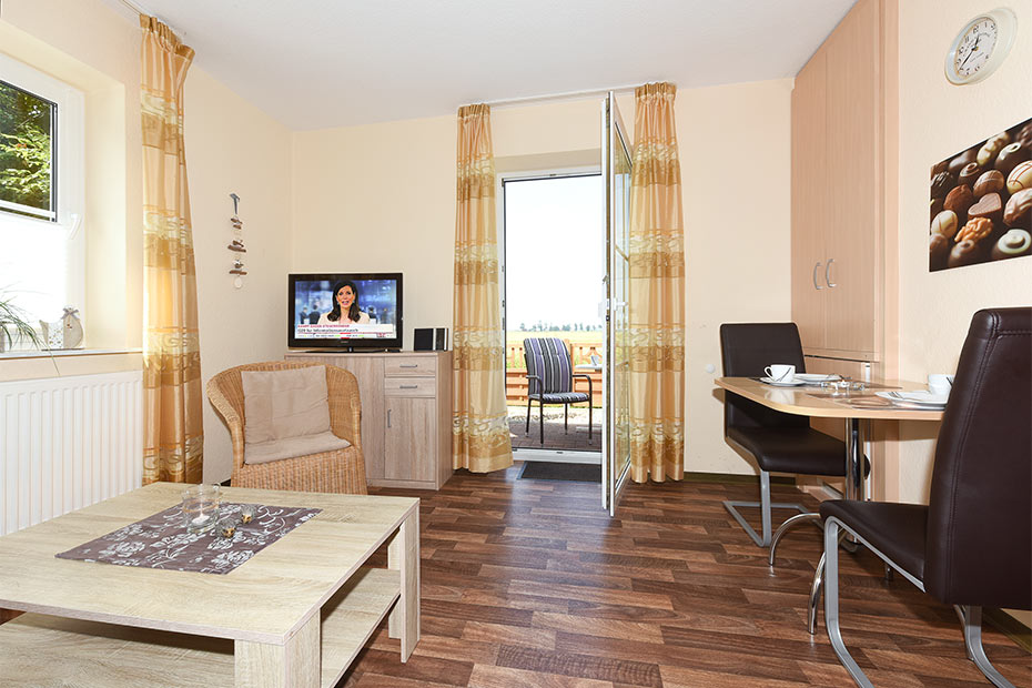 Ferienwohnung „Koje“ - Wohnraum mit räumlich abgeteilter Küche