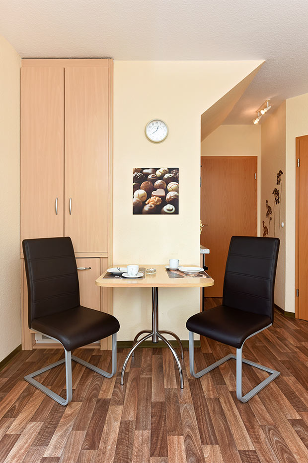 Ferienwohnung „Koje“ - Wohnraum mit räumlich abgeteilter Küche