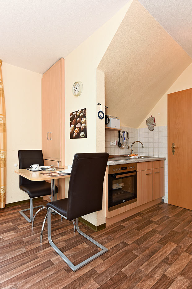 Ferienwohnung „Koje“ - Wohnraum mit räumlich abgeteilter Küche