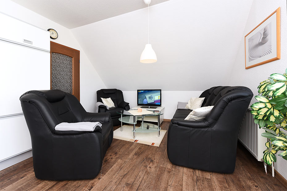 Ferienwohnung „Steuerbord“ - Wohnzimmer mit integriertem Küchenbereich
