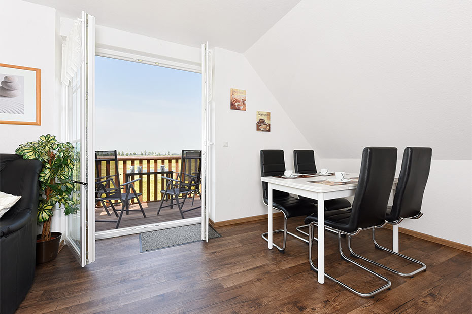 Ferienwohnung „Steuerbord“ - Wohnzimmer mit integriertem Küchenbereich