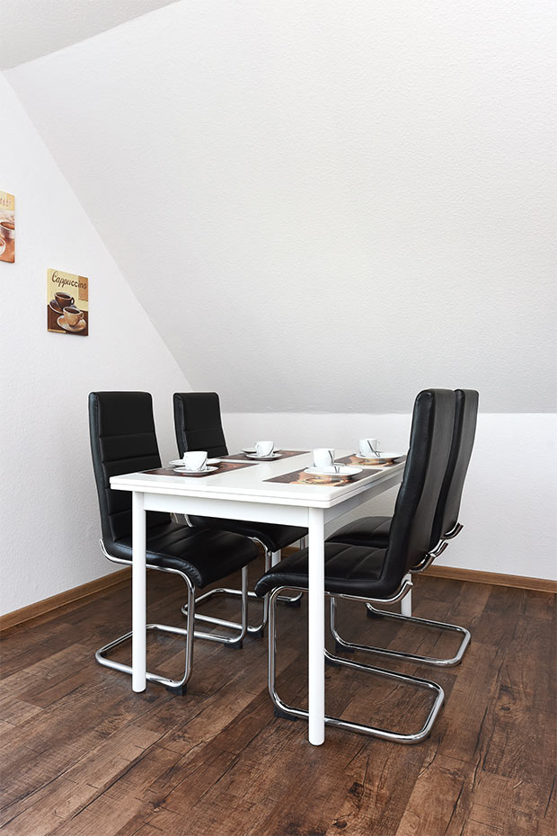 Ferienwohnung „Steuerbord“ - Wohnzimmer mit integriertem Küchenbereich