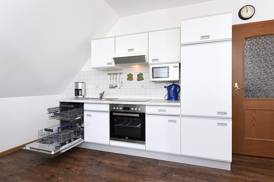 Ferienwohnung „Steuerbord“ - Wohnzimmer mit integriertem Küchenbereich