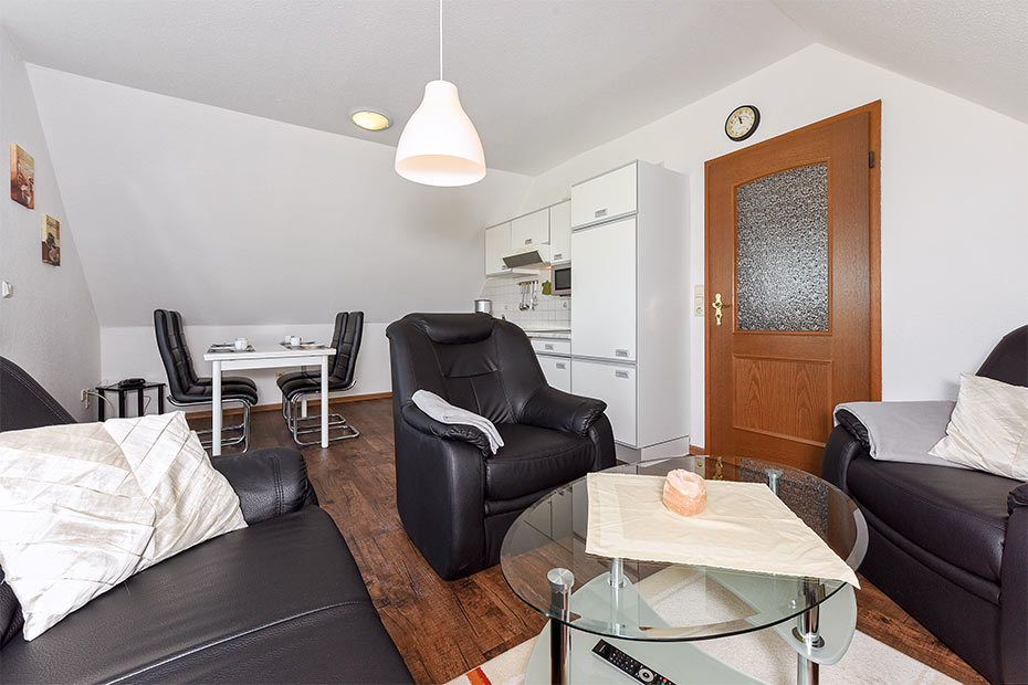 Ferienwohnung „Steuerbord“ - Wohnzimmer mit integriertem Küchenbereich
