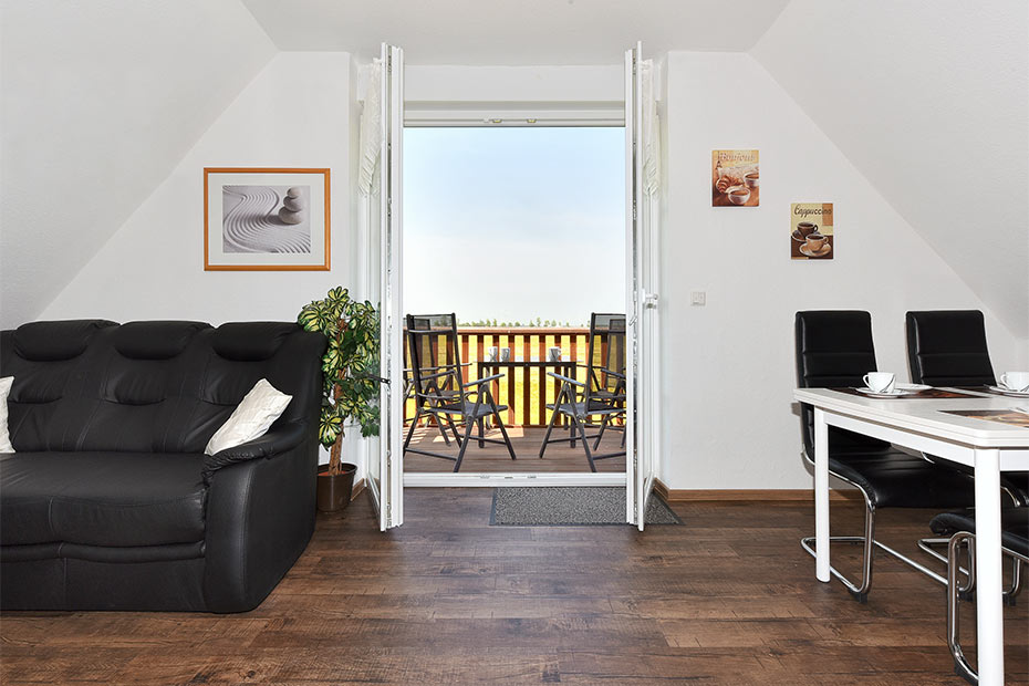 Ferienwohnung „Steuerbord“ - Wohnzimmer mit integriertem Küchenbereich