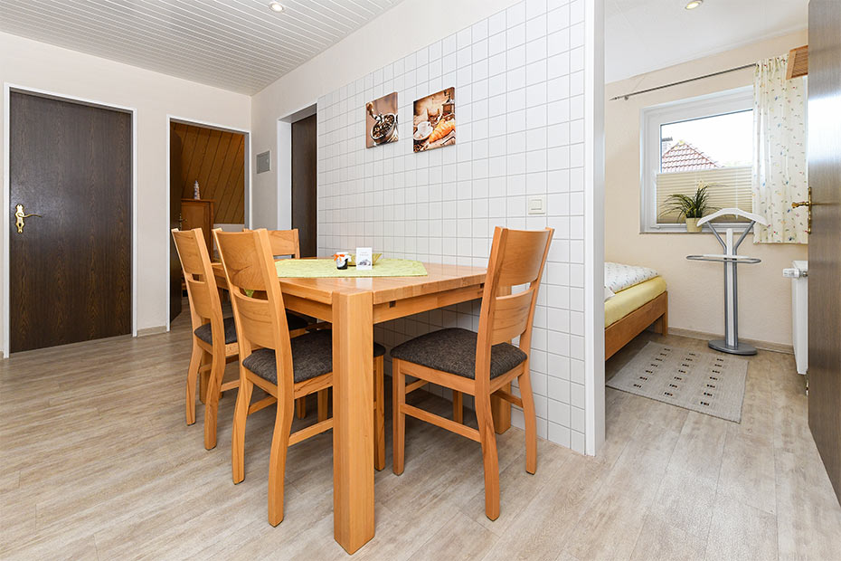 Ferienwohnung „Baltrum“ - Wohnraum mit separatem Küchenteil bei offener Raumgestaltung