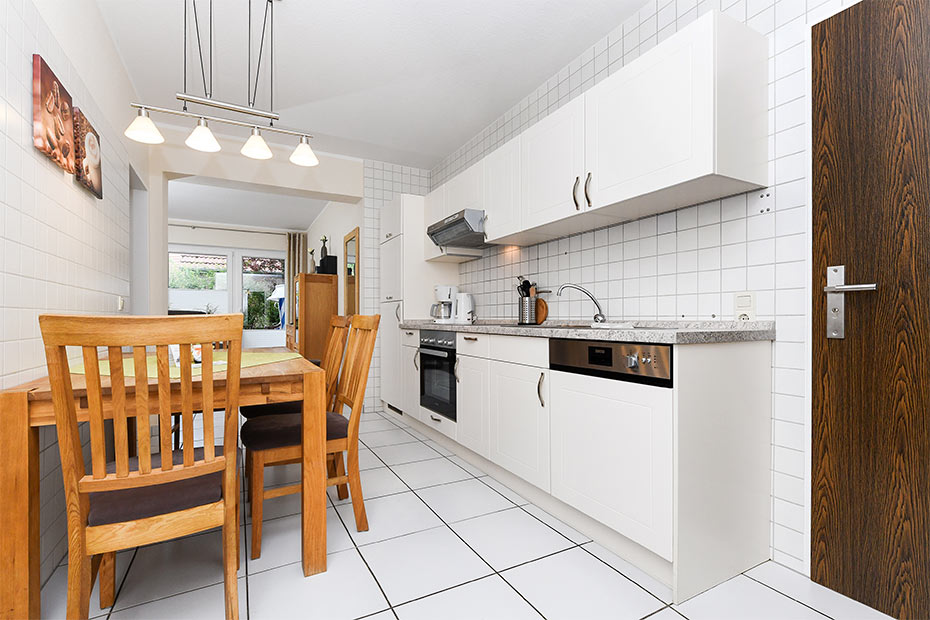 Ferienwohnung „Borkum“ - Wohnraum mit separatem Küchenteil bei offener Raumgestaltung