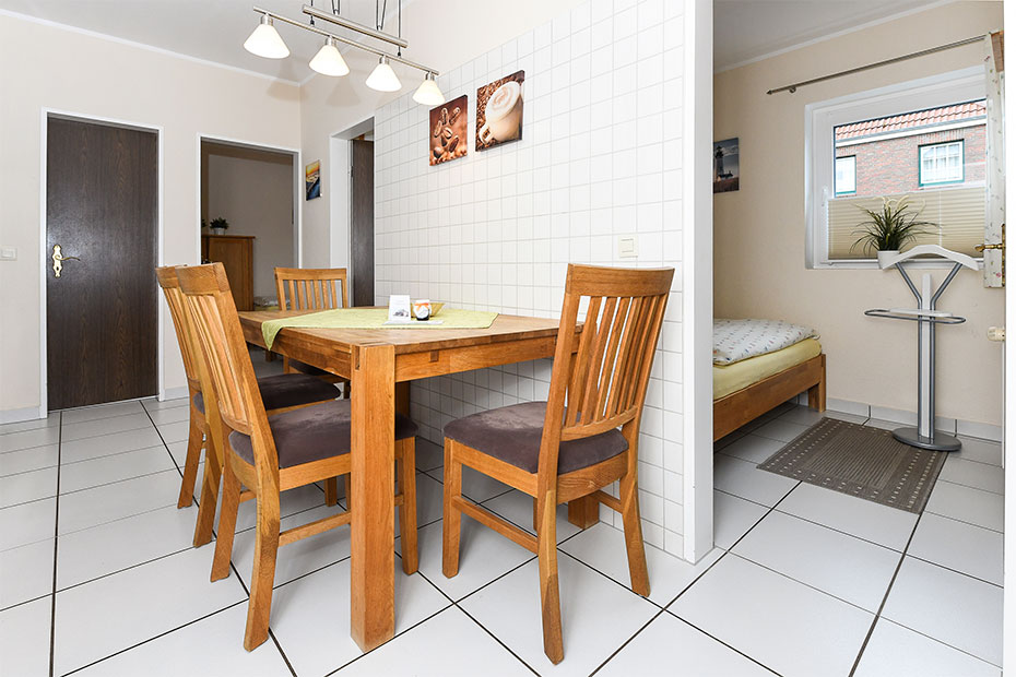 Ferienwohnung „Borkum“ - Wohnraum mit separatem Küchenteil bei offener Raumgestaltung