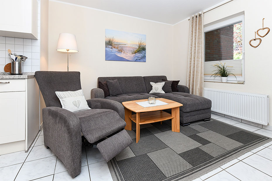 Ferienwohnung „Juist“ - Wohnzimmer mit integriertem Küchenbereich
