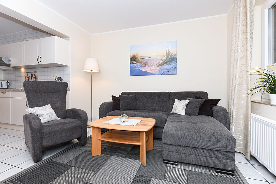Ferienwohnung „Juist“ - Wohnzimmer mit integriertem Küchenbereich