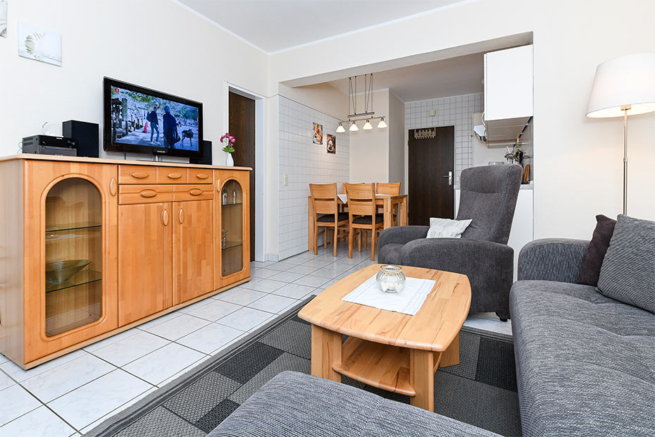 Ferienwohnung „Juist“ - Wohnzimmer mit integriertem Küchenbereich
