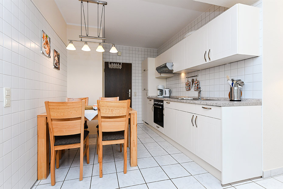 Ferienwohnung „Juist“ - Wohnzimmer mit integriertem Küchenbereich