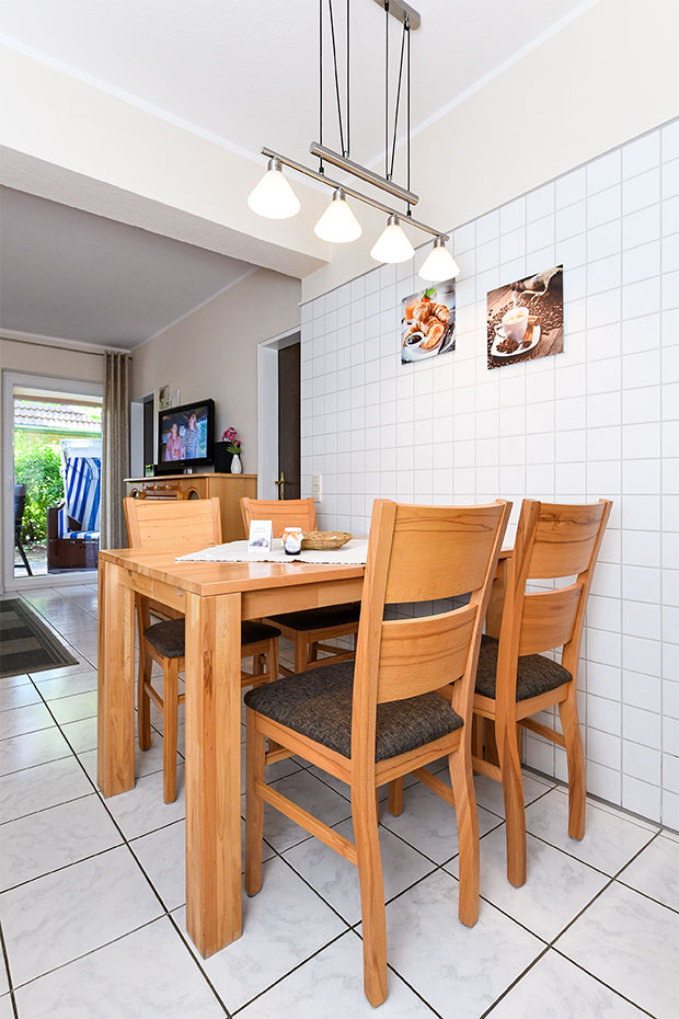 Ferienwohnung „Juist“ - Wohnzimmer mit integriertem Küchenbereich