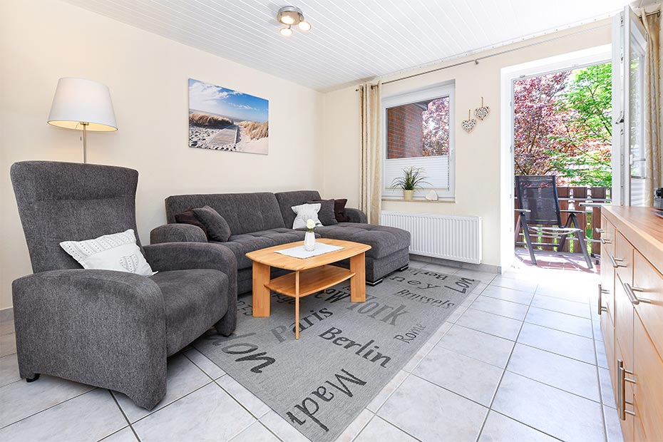Ferienwohnung „Langeoog“ - Wohnzimmer mit integriertem Küchenbereich