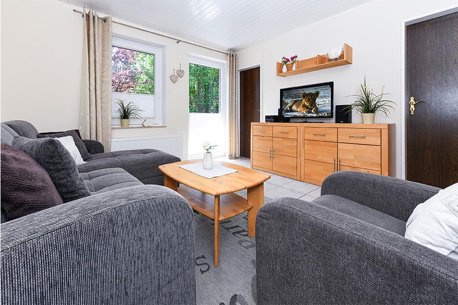 Ferienwohnung „Langeoog“ - Wohnzimmer mit integriertem Küchenbereich