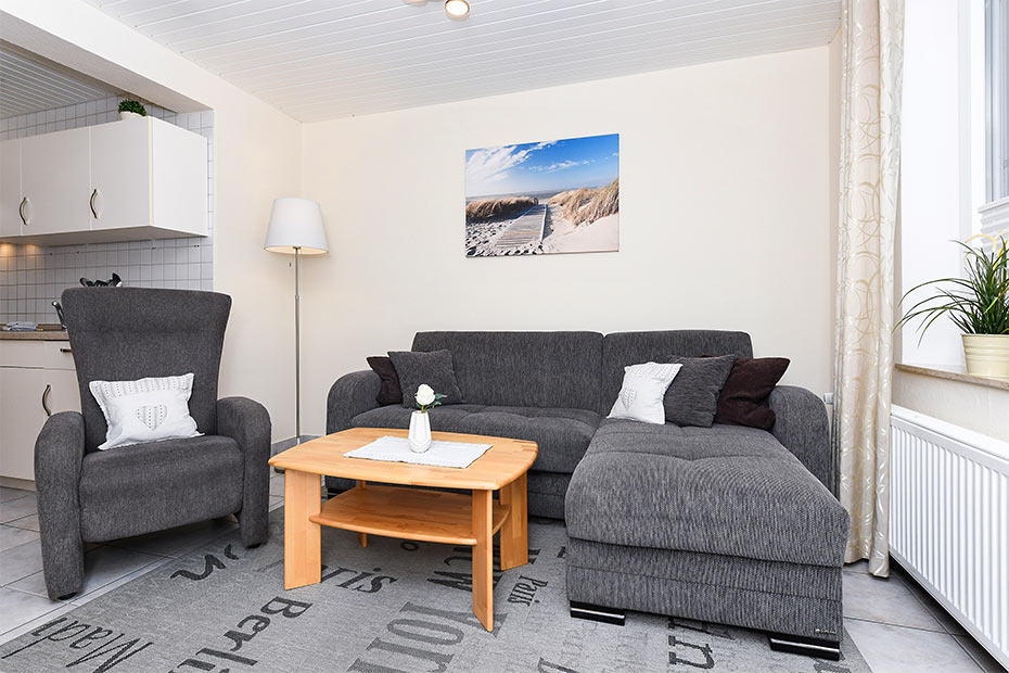 Ferienwohnung „Langeoog“ - Wohnzimmer mit integriertem Küchenbereich