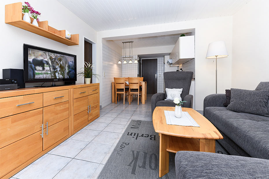 Ferienwohnung „Langeoog“ - Wohnzimmer mit integriertem Küchenbereich