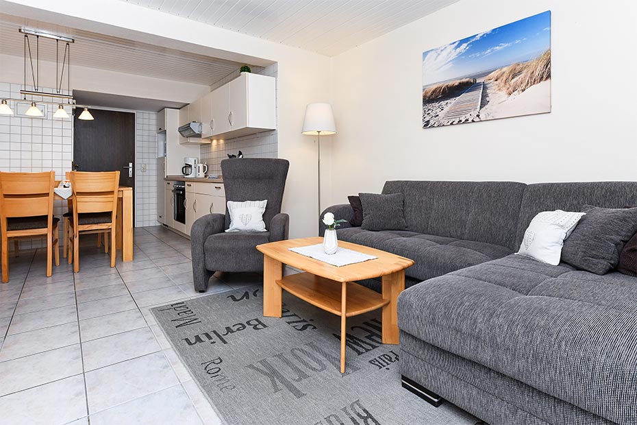 Ferienwohnung „Langeoog“ - Wohnzimmer mit integriertem Küchenbereich